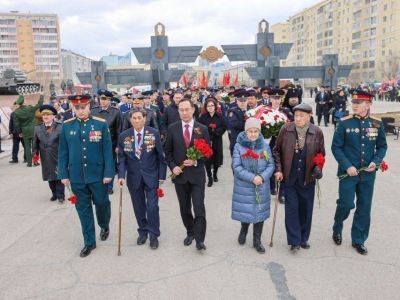 В Якутске возложили цветы к монументу «Воинам победителям»