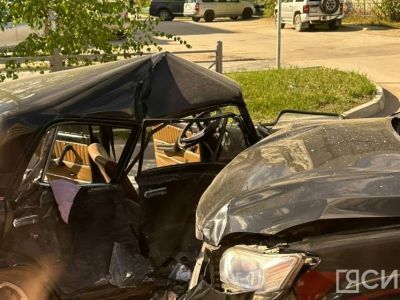 Два человека пострадали в двойном ДТП на улице Пояркова в Якутске