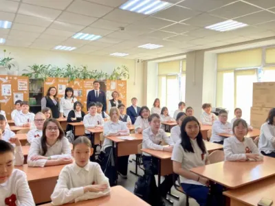 Вице-премьер Якутии провел патриотический урок для школьников ко Дню Победы