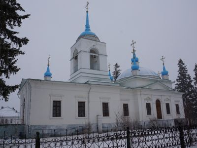 Церковь с кованной оградой и воротами