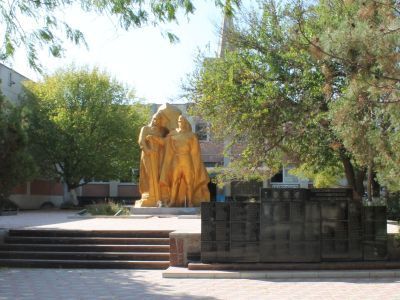 Группа могил советских воинов, моряков, партизана и мирных жителей – жертв фашистского террора (скульпторы: Н.А.Бедниченко, Н.Д.Солощенко, В.И.Солощенко; архитектор Ю.Н.Белькович)