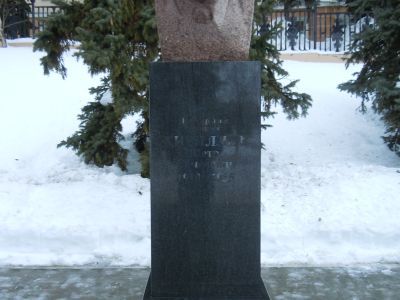 Памятник-бюст выдающемуся мордовскому писателю П.С.Кириллову. Скульптор М.М.Воскресенская. Сооружен из гранита