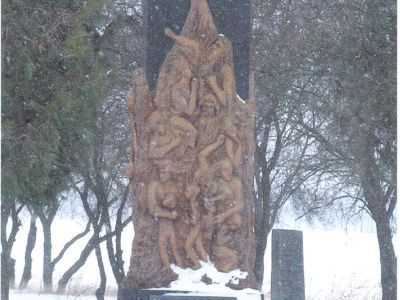 Братская могила более 3 тысяч советских воинов и мирных жителей, погибших в боях и казненных фашистскими захватчиками