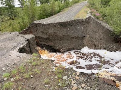 В Эвено-Бытантайском районе Якутии закрыт участок дороги из-за дождевого паводка