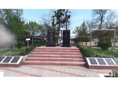 Братская могила воинов, погибших в годы гражданской и Великой Отечественной войн
