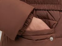 Стеганый пуховик с поясом и капюшоном