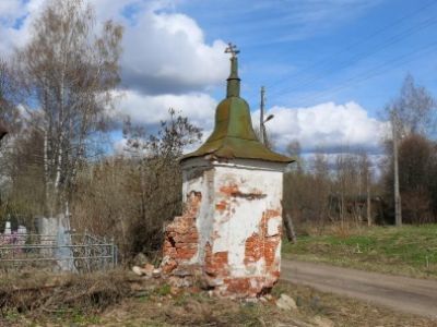 Ограда с угловыми башнями