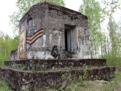Памятник-дот на рубеже обороны 1941 г. На доте установлена памятная доска
