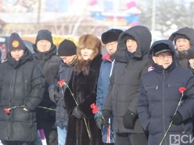 В Якутске общественность возложила цветы к памятнику Роману Дмитриеву