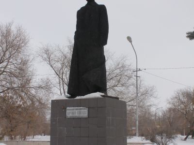 Памятник мичману Павлову Сергею Дмитриевичу - командиру Северного Летучего отряда, установившего 25 декабря 1917 г. советскую власть в городе Троицке