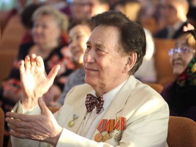 Майские вальсы в честь Победы: Александр Самсонов в 27-й раз спел знаменитые песни военных лет