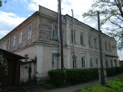 Двухэтажный жилой дом (первый этаж-каменный, второй-деревянный)