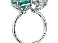Кольцо из белого золота с изумрудом э4767кц08251302