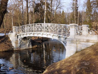 Металлические мосты на Острове любви и в лабиринте