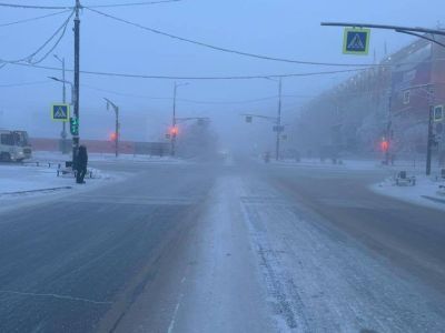 В Якутске водитель сбил пешехода, доставил его в больницу и уехал