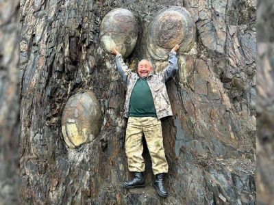 Что внутри «яиц динозавра», выступающих из горы Момского района Якутии, рассказал ученый