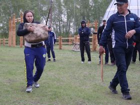 Монгольский спортсмен победил в перетаскивании 130-килограммового камня на Ысыахе мадьыны