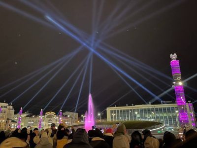 Фото и видео: жители и гости Якутска пришли полюбоваться на обновленную площадь Ленина