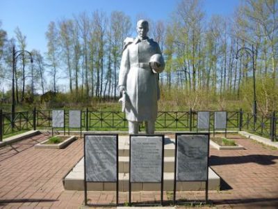 Братская могила с захоронением воинов, павших в период Великой Отечественной войны 1941-1945 гг.