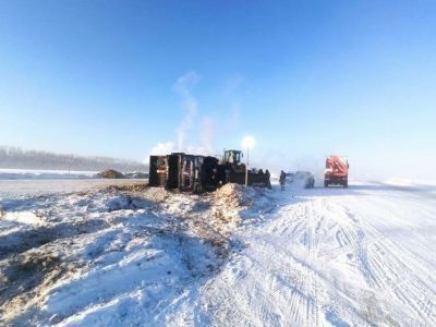На ледовой переправе Нижний Бестях — Якутск опрокинулся большегруз