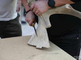 Более 70 кузнецов демонстрируют возможности якутских ножей, разрезая войлок, кости и дерево