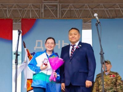 В День флага России Альберт Семенов наградил отличившихся якутян и вручил паспорта школьникам