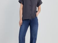 Блузка с коротким рукавом и v-образным вырезом