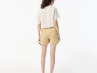 Женские короткие однотонные шорты Lacoste