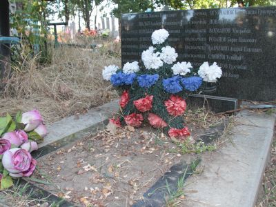 Братская могила советских воинов