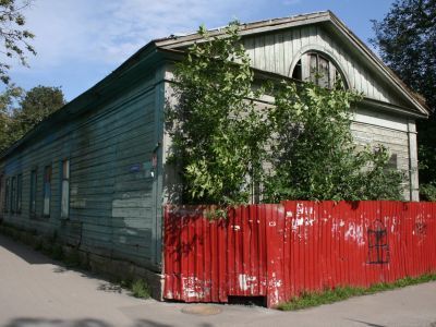 Главное здание с палисадником и оградой