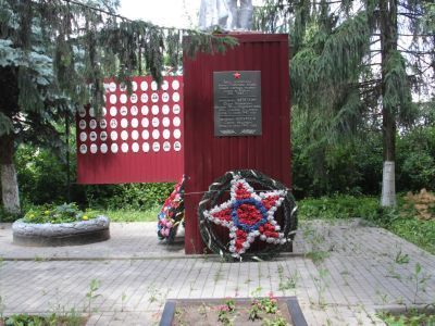 Братская могила  советских воинов, погибших в боях с фашистскими захватчиками в 1943 году. Захоронено 13 человек, имена 2 человек установлены. Скульптура советского воина