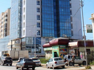 Выжившая при падении из окна девушка госпитализирована