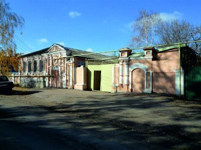 Дом жилой с лавкой и воротами