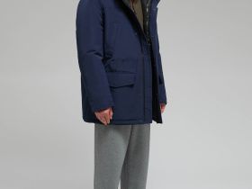 Пуховое полупальто с накладными карманами и капюшоном