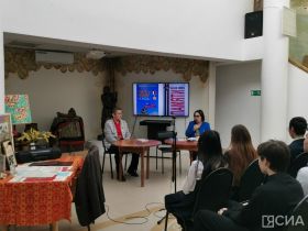 Писатель Валентин Егоров представил школьникам издания «ZOV Победы» и «Белая книга Памяти»