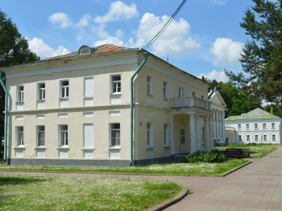 Два двухэтажных флигеля