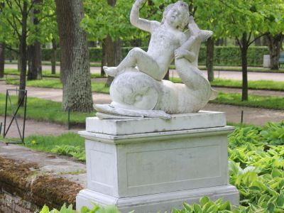 Скульптурные группы "Амур на дельфине" (две)
