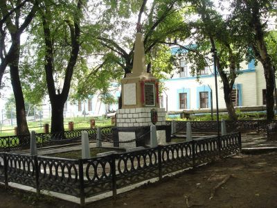 Братская могила пограничников лейтенанта Мелькова, л-та Белявского, краснофлотца Новожилова, ефрейтора Крайцинова,1945 г.