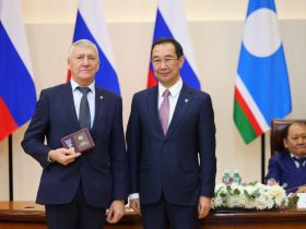 Айсен Николаев наградил выдающихся ученых Якутии