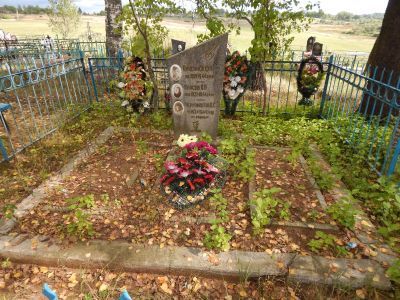 Могила 3-х советских летчиков, погибших в бою с немецко-фашистскими захватчиками в 1942 г. Установлен обелиск