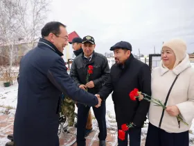 Айсен Николаев возложил цветы к памятнику Федору Попову на его малой родине