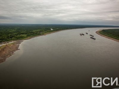 На реке Лене на мель село судно с 796 тоннами продуктов питания