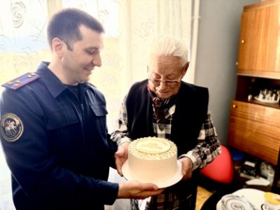 Сотрудники следственного управления поздравили со 100-летним юбилеем ветерана Великой Отечественной войны