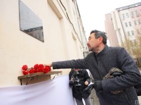 В Якутске открыли мемориальную доску первому директору ГТРК «Саха»