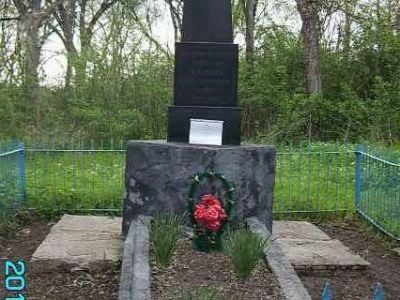 Братская могила советских воинов, погибших в боях с фашистскими захватчиками