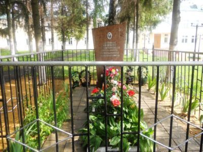 Могила мл. сержанта Шмелева Ю.М.