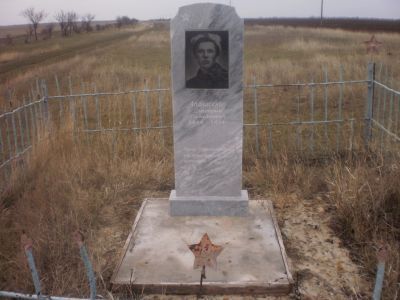 Могила командира партизанского отряда Д. Р. Апанасенко