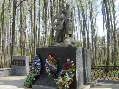 Братская могила воинов советской армии, погибших в 1941-1943 гг. в боях с немецко-фашистскими захватчиками. Установлена скульптура