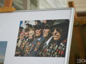 В Якутске проходит выставка «Парад в объективе ЯСИА: летопись Победы»