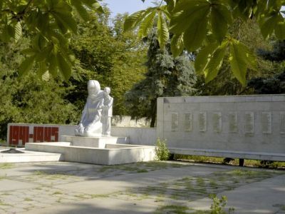 Братская могила воинов Советской Армии и партизан отряда "Каясулинский", погибший в 1942 году